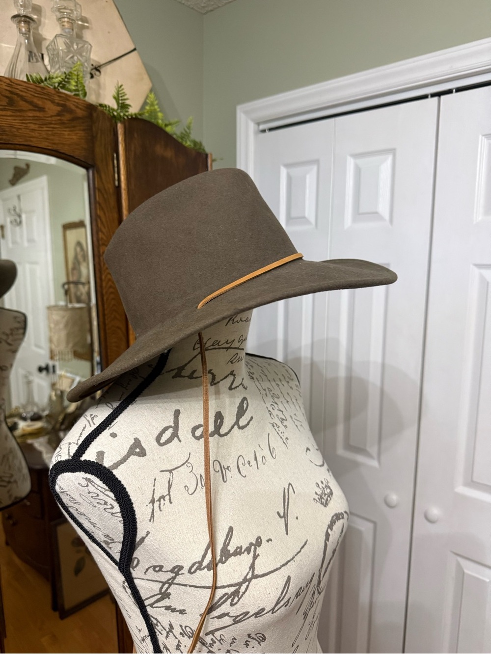 Men's Wide Brim Felt Wool Hat in Brown with Chin Cord